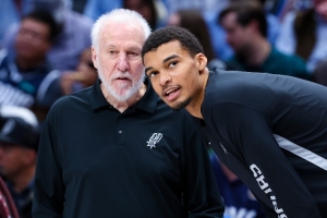 在前往纽约之前波波维奇本赛季首次登机 提醒大家总决赛尚未结束
