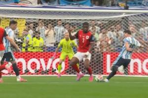梅西打门奥地利门将施拉格摸了一下出底线，但是裁判给了门球