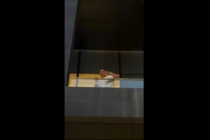 C罗在阳台与球迷挥手致意，大量球迷欢呼