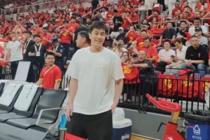 现场支持！郭艾伦来到现场观战中国男篮VS日本男篮_在线直播_免费高清观看_进球集锦