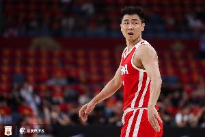 正负值-22全场最低！高诗岩17分钟2中1拿2分 有4犯规