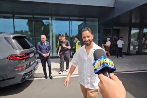 满面红光！记者：阿莫林抵达利纳特机场，即将开启米兰执教生涯-03